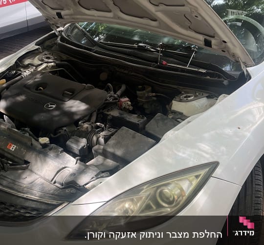 מנוע רכב פתוח עם מכסה מנוע מורם